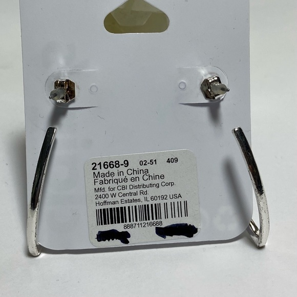 Claire’s women oval shape silver tone and crystal rhinestone stud earrings. NWOT - Picture 2 of 4